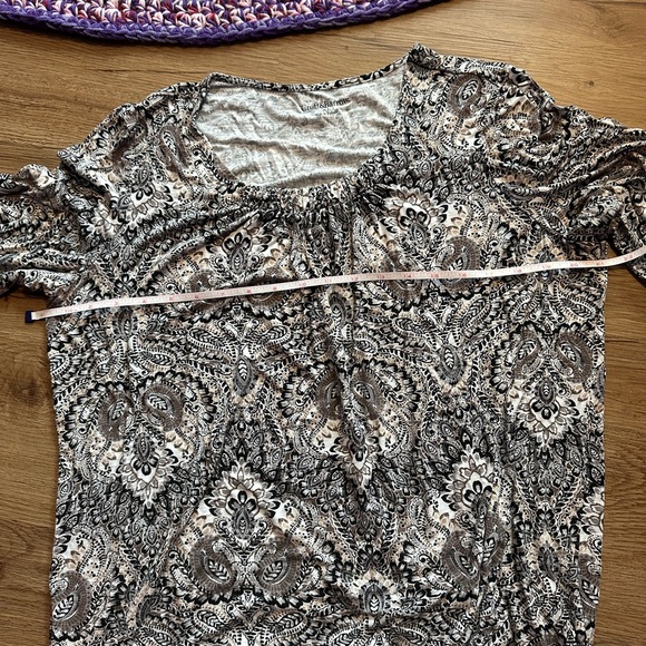 Craft & Barrow Womens top in black,tan and white print. 3/4 sleeves. - Picture 6 of 7